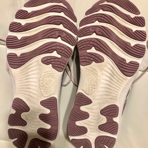 Women’s size 8 (US) ASICS Gel Nimbus 24. - Picture 9 of 10